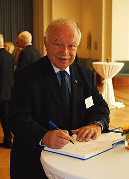 ZDK-Ehrenpräsident Bernhard Enning warf einen Blick zurück: „Volker Kuhn war häufig Vermittler und hat viele versöhnt.“ (Zietz)