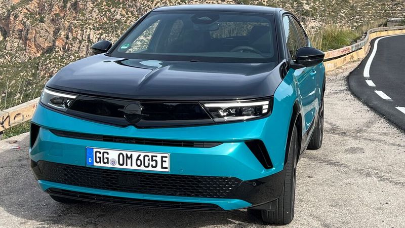 SUV statt Familiencoupé : Der gerade facegeliftete Opel Mokka präsentiert sich in dynamischen Linien und mit der „Vizor“-Front, die auf den Manta A zurückgeht. (Bild: autodrom)