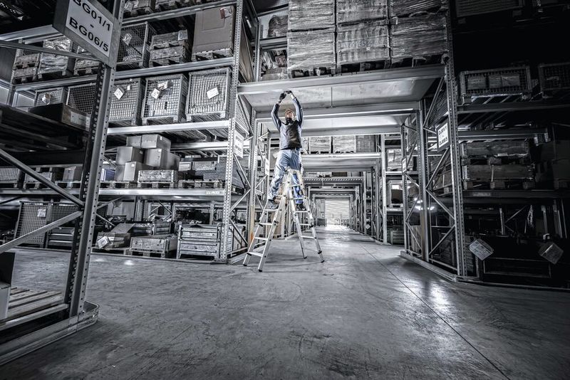 Die Munk Günzburger Steigtechnik präsentiert auf der A+A in Düsseldorf ihre modulare Steigtechnik, wie diese beidseitig begehbare und steckbare Stufen-Stehleiter. (Bild: Munk Günzburger Steigtechnik)