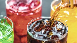 Softdrinks enthalten meist viel Fruktose. Wie dieser Zucker auf das Immunsystem wirkt, zeigt eine Studie der Universität Wien (Symbolbild). (Bild: © Rawpixel.com - stock.adobe.com)