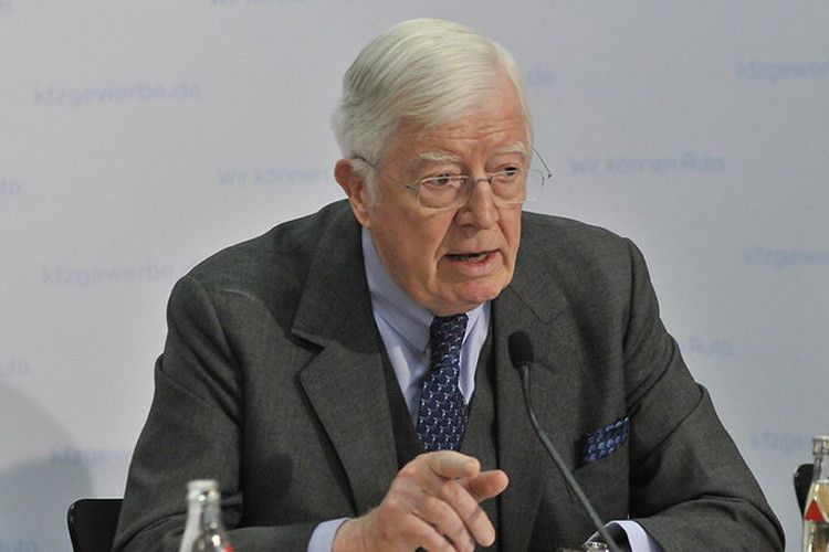 ZDK-Präsident Robert Rademacher: „Blicken wir zurück, ist das Kfz-Gewerbe im Autojahr 2012 mit einem blauen Auge davongekommen. Gestiegenen Umsätzen im Service und bei Gebrauchtwagen standen deutliche Rückgänge im Neuwagenhandel gegenüber.“ (Foto: Zietz)