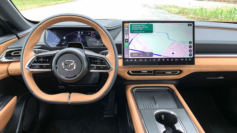 Das Cockpit des Mazda 6e wirkt hochwertig und aufgeräumt. Allerdings muss man dadurch damit leben, dass der Bedienfokus auf dem Touchpad liegt. (Bild: Schmidt - VCG)