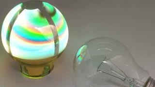 OLED-Retrofit: Weltweit erster Prototyp einer monochromen OLED-Birne im elektrischen Betrieb (links) neben einer klassischen Glühfadenlampe (rechts) (EMDEOLED)