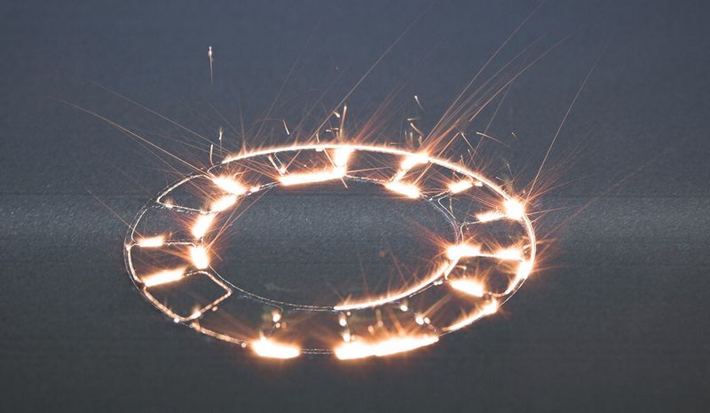 Laserbasierte generative Fertigungsverfahren in der Luftfahrtindustrie: Turbinenteile können in kleinen Stückzahlen hergestellt werden. (Bild: Fraunhofer ILT)