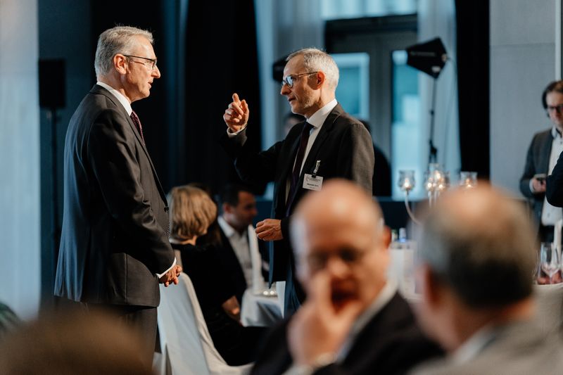 Hamburgs CDO Christian Pfromm (l.) mit Alexander Britz von Microsoft. (Offenblende/Valentin)