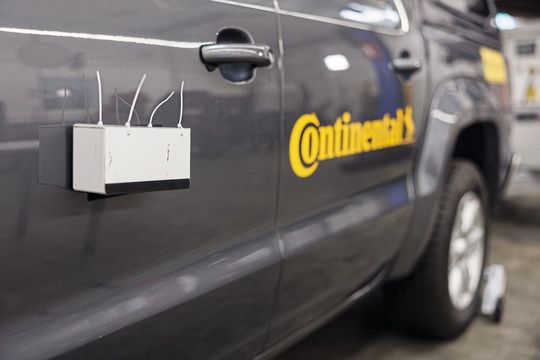Sensorik im Einsatz: Ein speziell ausgerüstetes Testfahrzeug analysiert Reifenabrieb direkt bei der Entstehung.(Bild:  Continental)