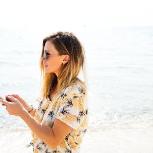 Tipp 1: Lesen Sie keine Mails oder andere berufliche Nachrichten im Urlaub. Auch wenn man nur über die täglichen Mails scrollt, hängt  der Kopf wieder in der Arbeit und die Erholung ist dahin. Schalten Sie an Ihrem Smartphone am besten auch die Push-Funktion ab, damit neue Mails und Nachrichten nicht sofort angezeigt werden. 