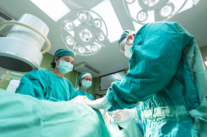 932 Spender  ...gaben 2019 postmortal insgesamt 2995 Organe ab. Damit spendete jeder von ihnen im Schnitt etwa drei Organe. Rechnet man alle Organspenden zusammen, die seit 1963 über die DSO gelaufen sind, so kommt man auf 139.074 gespendete Organe.  Datenquelle: Jahresbericht Organspende und Transplantation in Deutschland 2019, DSO (pdf-Download) (Pixabay/sasint)