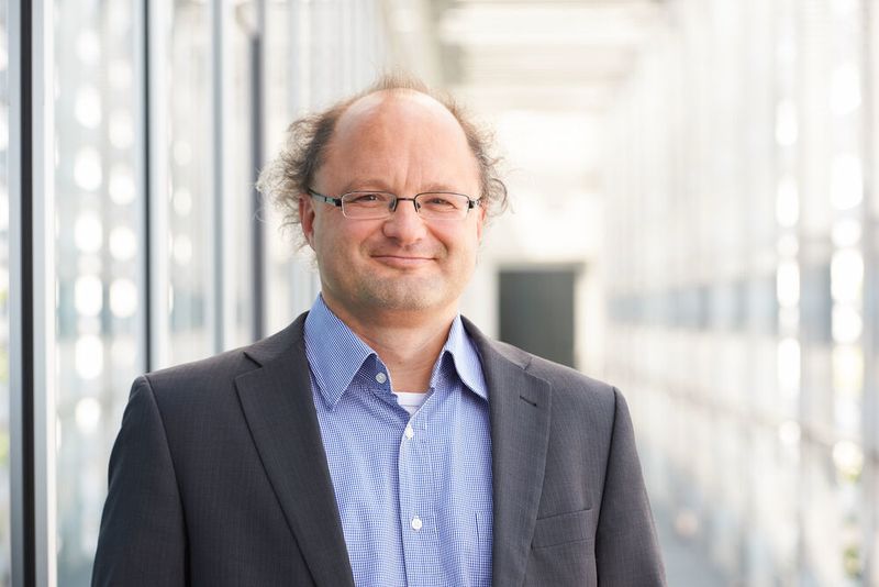 Prof. Peter Wasserscheid, Leiter des Helmholtz-Instituts Erlangen-Nürnberg für Erneuerbare Energien (HI-ERN) (FAU/David Hartfiel)
