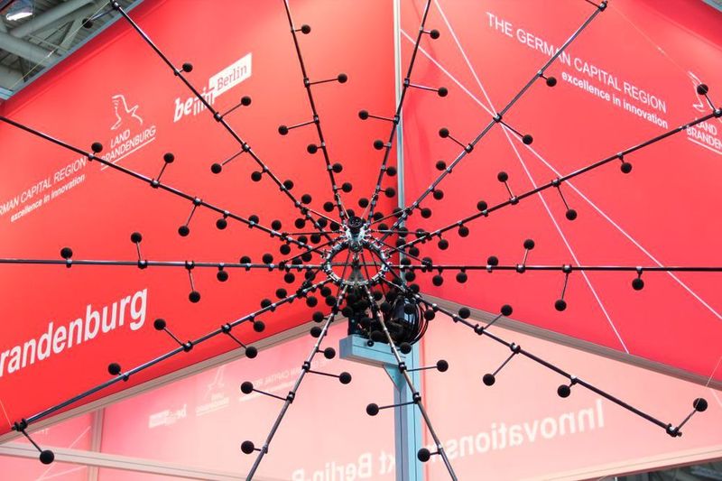 Ein Lauschangriff per akustischer Antenne! Am Gemeinschaftsstand Berlin-Brandenburg in Halle 2 zeigen die Experten, was man mit Mikrofonen anfangen kann, wenn sie parabolisch angeordnet werden. (Königsreuther)