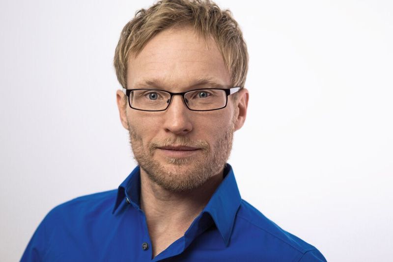 „Pionierunternehmen können durch KI-Anwendungen so beträchtliche Gewinne verbuchen, dass sie ernsthafte Bedrohungen für die Geschäftsmodelle von Firmen in unterschiedlichen Branchen gleichzeitig darstellen“, sagt Michael W. Stiller, Geschäftsführender Gesellschafter der Heydelberger GbR. (Michael W. Stiller)