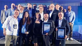 Strahlende Gesichter: Die stolzen Preisträger der Service Provider Awards 2023 präsentierten sich der Kamera für ein Gruppenfoto. (Bild: Vogel IT-Akademie)