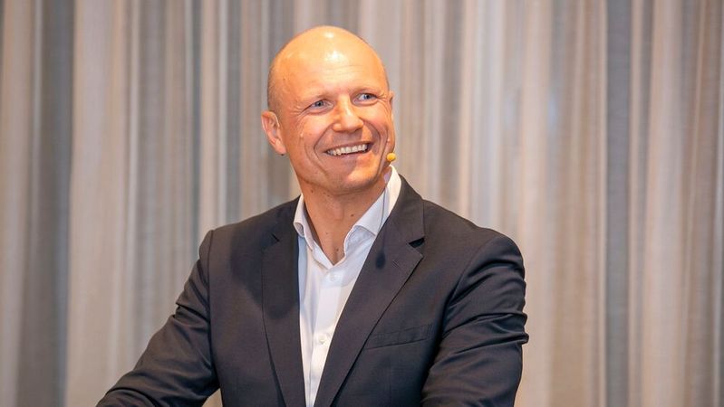 „Wir sind optimistisch, dass wir das Jahr 2024 mit einem Umsatzwachstum im mittleren einstelligen Bereich abschließen können”, sagte Stan Zurkiewicz, CEO und Vorstandsvorsitzender von Dekra e. V. und Dekra SE, beim Jahresrückblick des Unternehmens am Hauptsitz in Stuttgart. (Bild:  Karl-Heinz Augustin)