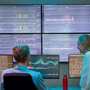 Die volatilen Strommärkte erfordern eine hybride Beschaffungsstrategie aus abgesichteren Basisvolumina und flexiblen Anteilen. (Bild: Scholt Energy)