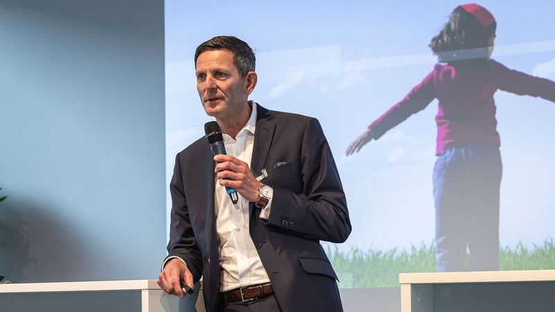 Jörg Ullrich, Direktor Business Strategy DACH-Märkte bei den Ford-Werken, schilderte in seinem Spotlight-Vortrag, wie der Hersteller bei der Einführung des echten Agenturmodells vorgeht.  (Bild: Stefan Bausewein)