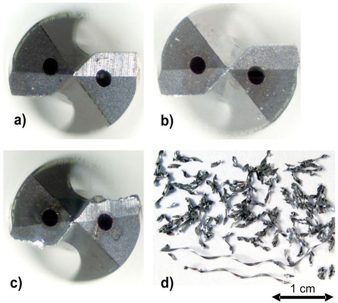Bild 3: Im jüngsten Versuch konnten mit einem Wendelbohrer mit 1,5 mm Durchmesser immerhin 40 Bohrungen in Vergütungsstahl 42CrMo4 + QT hergestellt werden, bevor es zu Ausbrüchen an der Schneidkante kam. a neuer Bohrer, 0 Bohrungen, b nach 20 Bohrungen, c nach 40 Bohrungen, d Spanbildung bei der 40. Bohrung Bild: ISF (Archiv: Vogel Business Media)