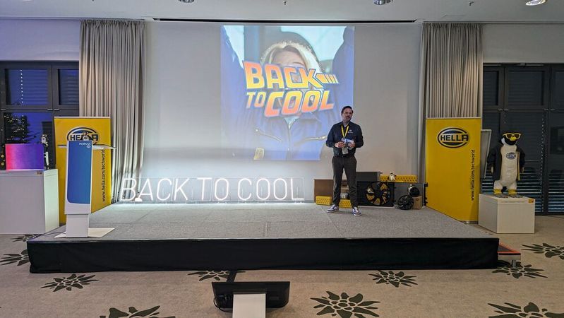 Unter dem Motto „Back to cool“ machte Hella (hier Vertriebsleiter Jens Biermann) Ende November seine Rückkehr in das Ersatzteilsegment Thermomanagement publik.(Bild:  Rosenow – VCG)
