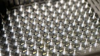 Bei der Schumag AG werden die unterschiedlichsten Teile in variablen Stückzahlen gefertigt. Mit Langdrehern der Citizen Machinery Europe GmbH laufen einige deutlich schneller und bei höchster Präzision vom Band.  (Bild: Citizen Machinery Europe GmbH)