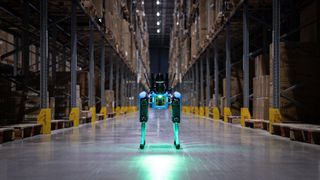 Vernetzte Logistikroboter sollen künftig bei der Otto Group Pakete koordiniert handhaben.  (Bild: Otto Group)