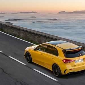 In 4,7 Sekunden sprintet der 4,44 Meter lange Kompaktkracher aus dem Stand auf Tempo 100.(Bild:  Mercedes-Benz)