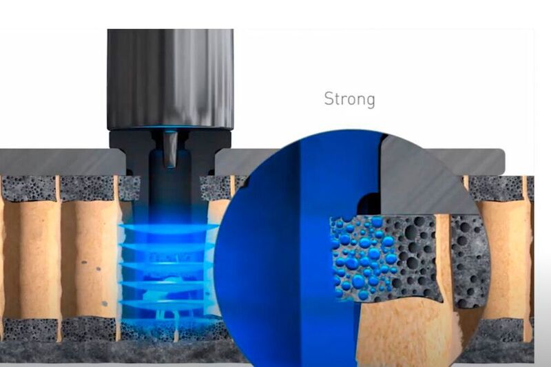 Der flüssige Kunststoff fließt in die poröse Struktur. Nachdem das Material wieder erstarrt ist, ergibt sich eine stabile Verbindung zwischen Pin und Wabenstruktur. (KVT-Fastening)