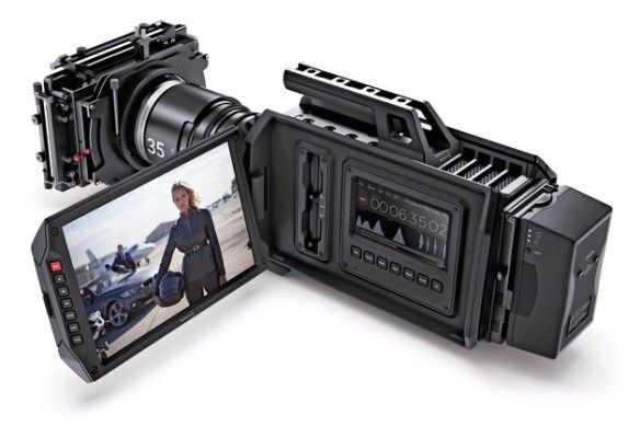 Red Dot Award 2015 - Digitale Filmkamera Blackmagic URSA von Hersteller Blackmagic Design, Australien: Die Blackmagic URSA ist eine speziell für die Produktion von Spielfilmen, Dokumentationen und die Erfassung von Nachrichten konzipierte digitale High-End-Kinofilmkamera. Der Nutzer kann Bildsensor und Objektivanschluss eigenhändig aufrüsten und damit an künftige technische Entwicklungen anpassen. Ihr widerstandsfähiges CNC-präzisionsgefrästes Aluminiumgehäuse und ihre kompromisslose Ästhetik charakterisieren die Kamera als Profiwerkzeug, auf dessen Leistung und Zuverlässigkeit man auch in schwierigen Produktionsumgebungen vertrauen kann. (Bild: Red Dot)