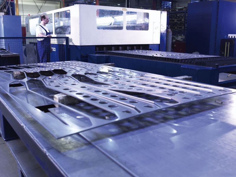 Samag Truck Components bietet die gesamte Prozesskette für Bleche und Profile an: vom Laserschneiden über Umformen, Beschichten bis zur Montage der fertigen Baugruppen  (Bild: Samag Group)
