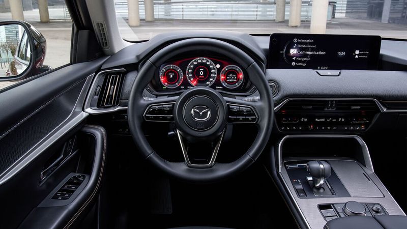 Hochwertige Materialien, ein fahrerorientiertes Cockpit und ein gutes Raumgefühl: Der Innenraum des CX-60 ist gelungen. (Bild: Mazda)