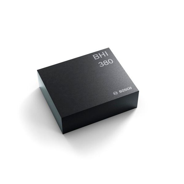 Auch für den Consumer-Bereich hatte Bosch einen neuen Sensor im Gepäck und präsentierte die nächste Generation MEMS-Sensoren, die genauer, robuster und stromsparender sind als bisherige Modelle. Der programmierbare und KI-fähige Trägheitssensor BHI360/BHI380 etwa, der sich in Fitnesstrackern verbaut auf die individuellen Bewegungen der Sporttreibenden anpasst, ist nur halb so groß und verbraucht nur halb so viel Strom wie sein Vorgänger. (Bild: Bosch)