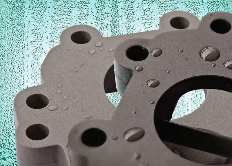 Bild 1: Beide Aluminiumgussteile sind vor Korrosion geschützt. Dazu wurden auf die Teile eine PFA-Doppelschicht (links) und ein Schichtverbund aus Harteloxal und PFA  (rechts) aufgebracht. Beide Schichtsysteme sind zudem wasserabweisend. (Bild: AHC)