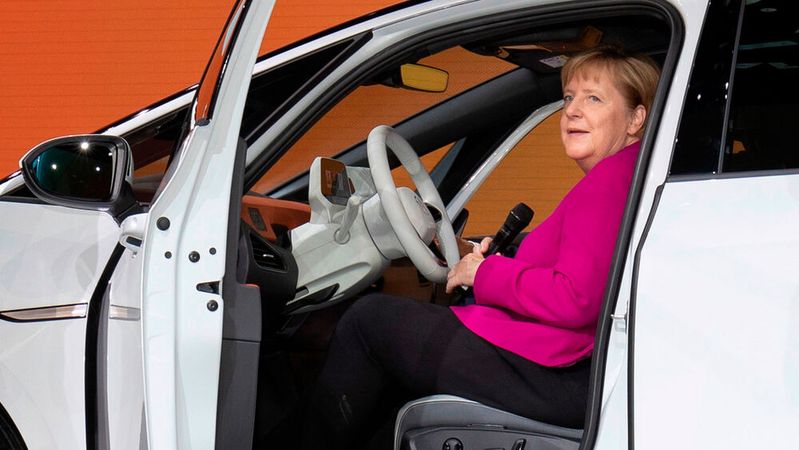 Bundeskanzlerin Angela Merkel hält die gültigen Geschwindigkeits-Regelungen in Deutschland derzeit für ausreichend.(Bild:  Volkswagen)