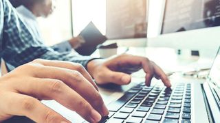 Die Öffentliche Hand muss für Fachkräfte mit IT-Expertise attraktiver werden (© joyfotoliakid - stock.adobe.com)