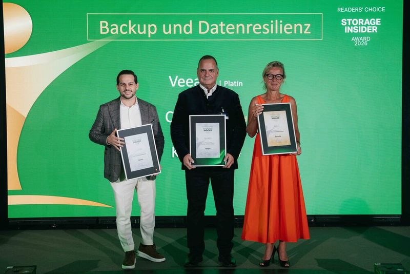 Die von den Storage-Insider-Leserinnen und -Lesern gewählten Preisträger der Kategorie „Backup und Datenresilienz“ (v. l.): Veeam (Platin, vertreten durch Bojan Mitreski), Keepit (Silber, Michael Heuer) sowie Cohesity (Gold, Isabell Rauchenecker). (Bild: Manuel Emme Fotografie)