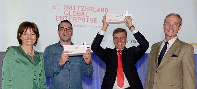 Le prix de l'Export Award 2015 a été remis aux lauréats par Ruth Metzler-Arnold, présidente du conseil d’administration, et Daniel Küng, CEO. (Image : S-GE)