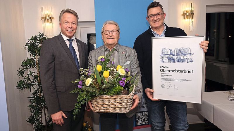 Stabwechsel in Salzgitter: (v. l.) Der neue Obermeister Thomas Schacht mit Gerhard Kunze, neuer Ehrenobermeister, und Innungsgeschäftsführer Andreas Böhmken.(Bild:  Zietz – »kfz-betrieb«)