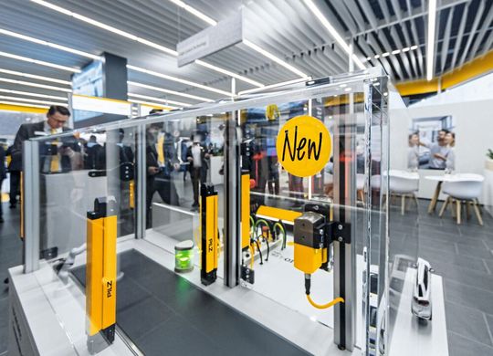 Auf der SPS informiert Pilz, wie Automatisierungslösungen mit Safety und Security den Wandel in der Produktion unterstützen und mitgestalten. (Bild:  Donnerkeil Fotografen)