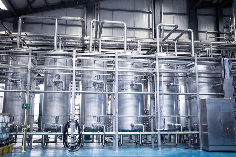 CIP-Anlage einer Brauerei: Die Eisele-Steckanschlüsse kommen täglich mit
Spritzwasser und Chemikalien in Berührung, die zur Reinigung der Anlagen
verwendet werden. (Ziemann Holvrieka)