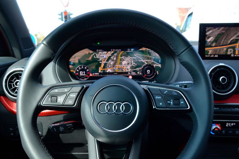 Drehzahlmesser und Tachometer ziehen sich zurück und lassen dem Navi den Vortritt. Gesteuert wird der Ansichtenwechsel über das Multifunktionslenkrad.  (Michel/»kfz-betrieb«)