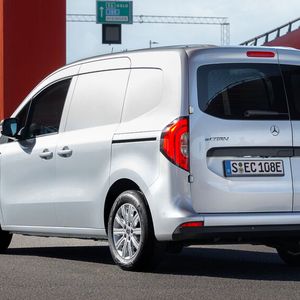 Für 36.000 Euro netto startet der elektrische Citan als 4,50 Meter lange Variante mit 2,9 Kubikmeter großem Laderaum.(Bild:  ©Mercedes-Benz AG)