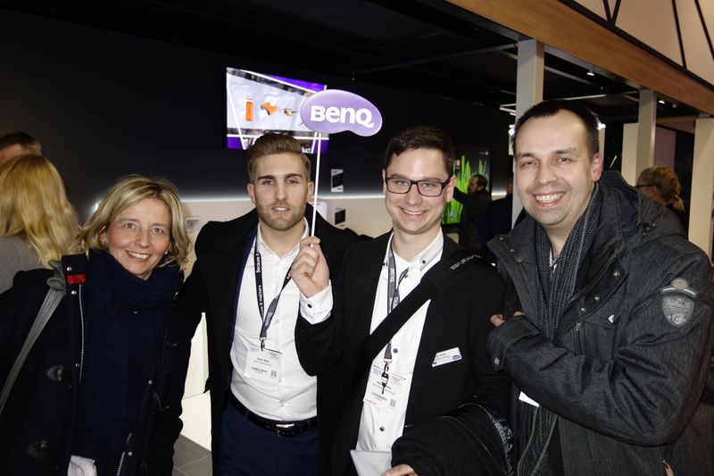 Stephanie Steen, IT-BUSINESS, mit Robin Weis und Marwin Meller, BenQ, und Ralf Niggemann, ALSO. (Bild: IT-BUSINESS)