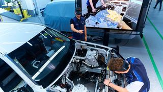 Autobauer und Zulieferer kaufen laut der Bain-Analyse immer mehr Unternehmen aus anderen Branchen, um beispielsweise das Tempo bei der Digitalisierung zu erhöhen. (Bild: BMW)