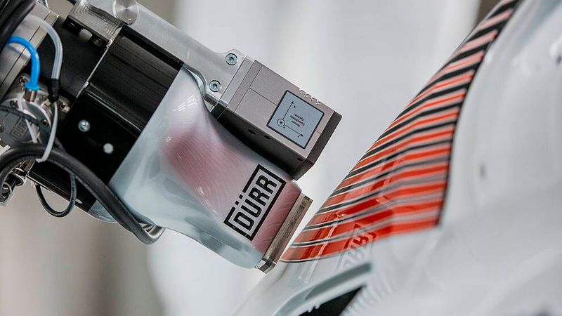 Mit der Idee namens Ecopaintjet hat die Dürr Systems AG ein Lackierverfahren entwickelt, dass keinen Overspray mehr erzeugt. Die Farben werden also nicht „vernebelt“ aufgetragen, sondern als voller Strahl applizierbar. Dass schaffe Umweltvorteile, wie weniger Abfall, Energieeinsparungen in der Lackierkabine und reduzierte Lösemittel- und CO2-Emissionen. (Bild: Dürr)