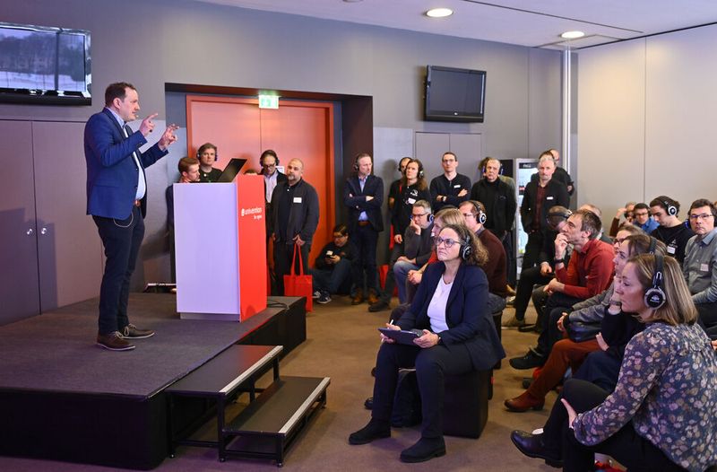 Die „Edu Stage“ mit den Silent-Disco-Kopfhörern. (Bild: Christian Augustin)