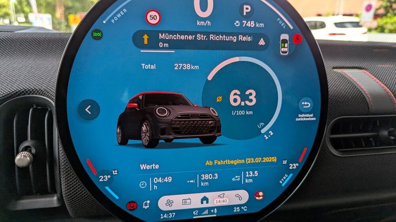 7. Verbrauch und Kosten: Eines muss man Mini zugutehalten: Der Hersteller verspricht keine Fabelwerte für den Kraftstoffverbrauch. Laut WLTP (kombiniert) soll der Mini Cooper 6,6 Liter auf 100 Kilometern verbrauchen – da lagen wir selbst bei schneller Autobahnfahrt drunter.  (Bild: Rosenow – VCG)