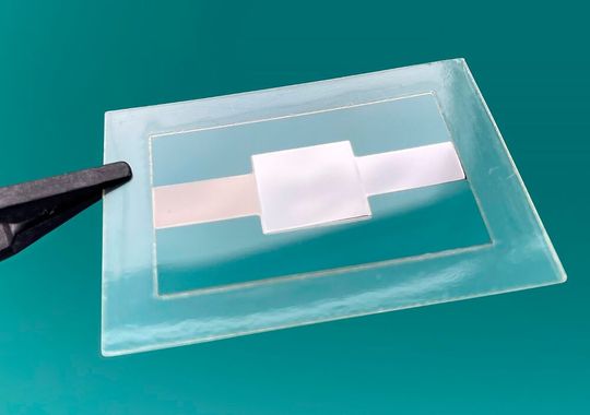 Sieht erstmal verhältnismäßig unspektakulär aus, oder? Aber diese Dünnschichtkonstruktion aus besonderer Kunststofffolie hat es in sich! Denn es handelt sich um elektroaktives Polymer, das bei äußeren Einflüssen entweder Spannung erzeugt, oder unter Spannung seine Temperatur ändert.(Bild:  Fraunhofer-IAP)