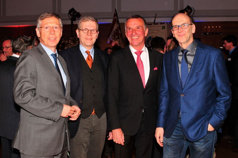 Guter Jahresauftakt: (v.li.) Carsten Sieling (Bürgermeister der Stadt Bremen), Harald Emigholz (Präses der Handelskammer Bremen und Bremerhaven), Hans-Jörg Koßmann (Obermeister der Kfz-Innung Bremen) und Jan-Gerd Kröger (Präses der Handwerkskammer Bremen). (Zietz)