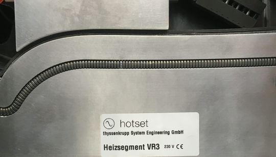 (Zielgenaue Hitzeführung durch Segment-Design: Das neue Temperiersystem von Hotset besteht aus 17 miteinander verbundenen Heizsegmenten, deren Auflageflächen konturgenau den verschiedenen Topologien der zu verklebenden Bereiche der Carbontür (im Bild schwarz) angepasst sind. (Bild: Thyssenkrupp))