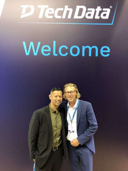 Minh Le mit seinem neuen Chef Carsten Weber, Tech Data. (Bild: IT-BUSINESS)