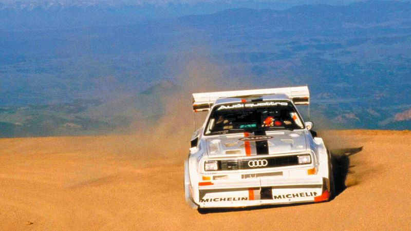 1987 gewinnt Walter Röhrl mit dem Audi Sport quattro S1 (E2) das legendäre Bergrennen am Pikes Peak (USA) und stellt dabei einen neuen Rekord auf. In 10 Minuten und 47,85 Sekunden bewältigt er die knapp 20 Kilometer lange Strecke mit 156 Kurven und einem Höhenunterschied von 1.439 Metern. Der 2,1-Liter-Fünfzylinder im Audi Sport quattro S1 (E2) leistet 440 kW (598 PS) bei 8.000 Umdrehungen pro Minute und fördert 590 Newtonmeter Drehmoment bei 5.500 Touren zutage. (Bild: AUDI AG)