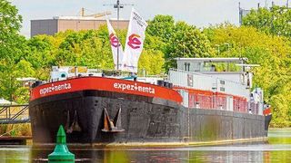 Deutschlands größtes Science Center legt ab: Die MS experimenta, benannt nach dem bekannten Science Dome in Heilbronn, fährt diesen Sommer mit spannenden wissenschaftlichen Mitmach-Experimenten an Bord 11 deutsche Binnenhafenstädte an. (experimenta gGmbH)